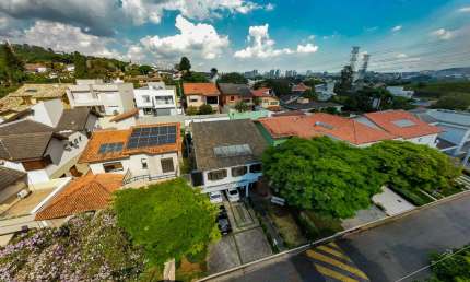 Excelente casa em condomínio fechado, ampla, arejada, ambientes integrados, pé direito duplo na sala, com piscina, churrasqueira e ambientes muito aconchegantes!