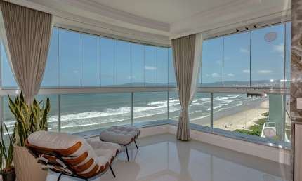 Apartamento Pé na Areia – 4 Suítes | 165m² Privativos | 3 Vagas | Frente Mar
