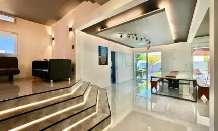 Casa à venda em Florianópolis com 3 suítes, academia e 4 vagas de garagem