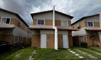 CASA DUPLEX À VENDA: CONFORTO E ESPAÇO EM DOIS PAVIMENTOS.