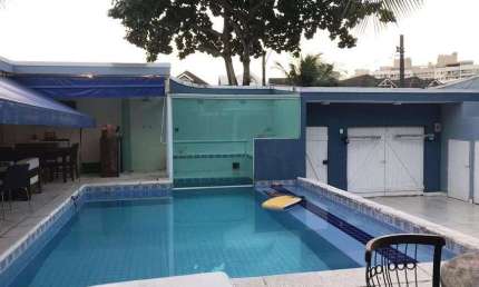 Casa de condomínio para venda tem 444 metros quadrados com 5 quartos