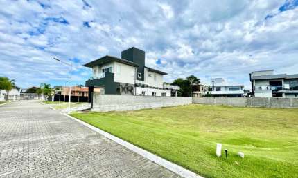 Terreno em condomínio fechado à venda na Rua Camarinhas, 221, Campeche, Florianópolis por R$ 1.100.000