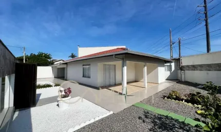 Casa para Venda em Guaratuba, Centro, 3 dormitórios, 1 suíte, 3 banheiros, 2 vagas