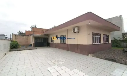 Venda: casa com amplo terreno de 351m² e 4 dormitórios, centro, navegantes