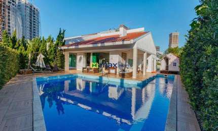 Excelente casa alto padrão mobiliada, 3 suítes e 2 demi suítes, Praia Brava