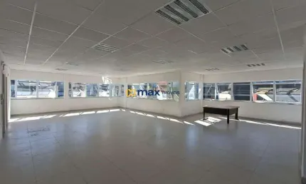 Ampla sala comercial com 124m² de área privativa em Avenida do Estado