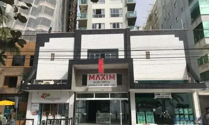 Sala Comercial com mezanino na galeria Maxim. Centro. (Balneário Camboriú).