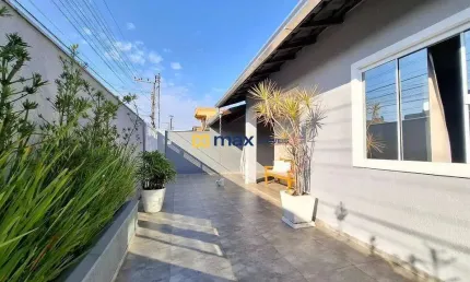 Linda casa com 3 quartos (2 suítes) à venda no bairro São Vicente em Itajaí