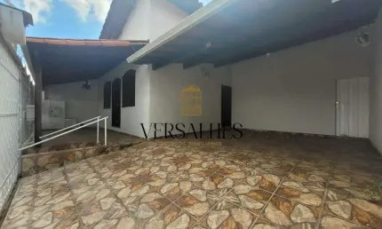 Casa para alugar com 4 quartos, 2 banheiros, 300m², com 2 vagas de garagem - Bairro Planalto