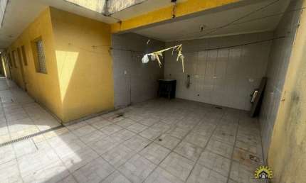 Casa com 2 quartos para alugar na Vila Virgínia, Itaquaquecetuba  por R$ 1.800