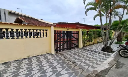 Confira esta casa semi-isolada com dois dormitórios, sala, cozinha, banheiro e um quintal muito espaçoso!