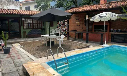Casa linear em condomínio fechado à venda em Itaipu – Maravista, Niterói | 4 quartos, piscina, loft anexo e lazer completo!