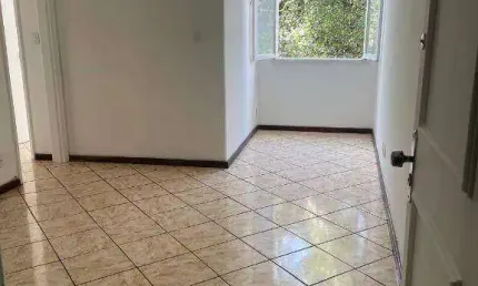 Apartamento arejado à venda no Ingá, Niterói – 2 quartos, dependência completa e localização privilegiada