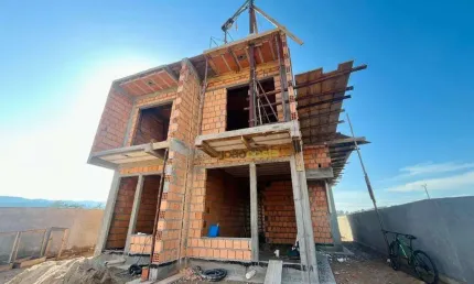 Sobrado com 3 dormitórios sendo 1 suíte à venda, 122 m² - Sertão do Maruim - São José/SC