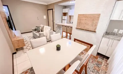 Muito bem mobiliado, pronto para ocupar, junto á praça
