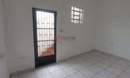 Casa térrea para compra, 1 dormitório, cozinha, área de serviço, 1 vaga.