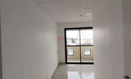 Sala comercial para compra ou locação com 37 metros, 2 banheiros, ótima localização.