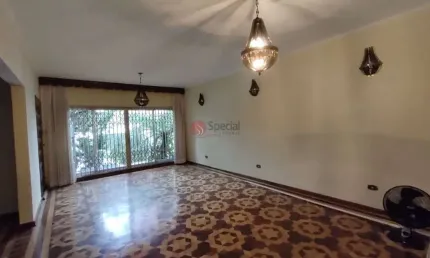 Casa térrea no Jardim Anália Franco, 4 dormitórios, 2 suítes.