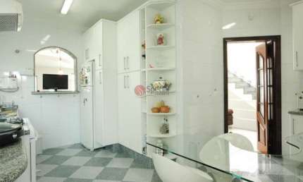 Sobrado residencial à venda com 4 dorms no Jardim Têxtil.