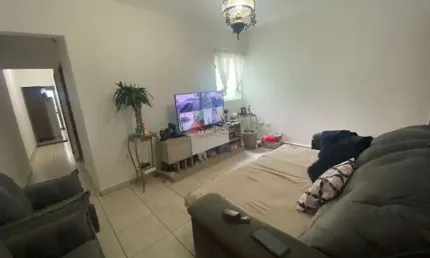 Sobrado no jardim maringá sendo 2  casas no mesmo terreno 5x21, com 4 quartos, 3 banheiros e 1 vaga.