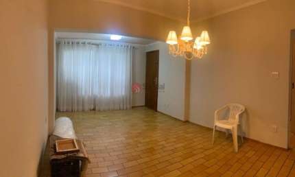 Casa térrea no Tatuapé em ótimo estado 3 dormitórios,2 vagas, edícula e quintal.