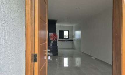 Sobrado na Vila Matilde com 3 quartos, 1 suíte e 4 vagas no subsolo.