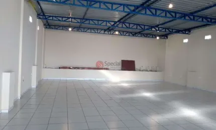 Prédio dividido em 2 salões de 250 metros cada pavimento