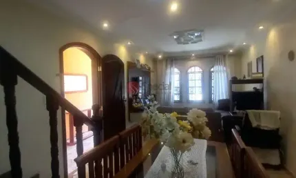 Sobrado à venda no jardim têxtil, 3 dormitórios, 1 suíte, sala, ampla cozinha , 3 vagas de garagem.