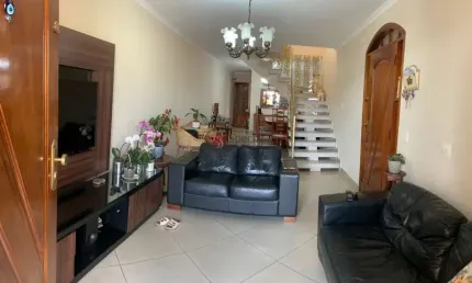 Sobrado na Vila Formosa  com 4 dormitórios e 3  vagas de garagem.