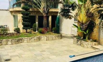 Sobrado com 3 suítes, piscina e 7 vagas na Vila Carrão.