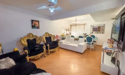 Sobrado no Tatuapé, 4 quartos, 1 suíte, entrada lateral, 3 vagas de garagem.