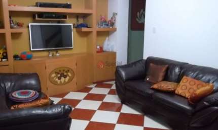 Sobrado na Vila Santa Terezinha  com 3  quartos, 1 suíte e 2 vagas de garagem.