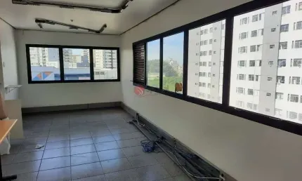 Sala comercial de 30 metros na liberdade com 1 banheiro, 1 vaga de garagem.