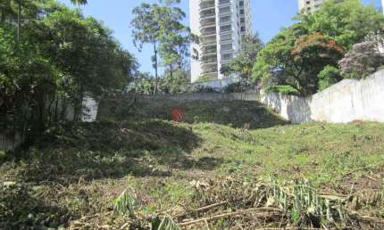 Terreno no Morumbi com 2442 m² ao lado da Av. Giovanni Gronchi.