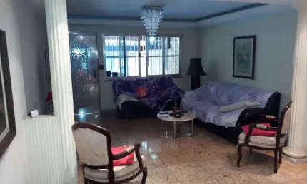 Sobrado com 3 suítes, sala 2 ambientes, piso granito, vaga 2 carros, hidro, churrasqueira, closet