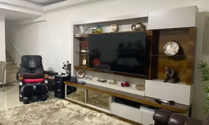 Sobrado com 3 suítes e 4 vagas de garagem, próximo ao Metrô Carrão.