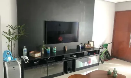 Sobrado  com 3 dormitórios sendo 1 suíte com 2 vagas, lindo.