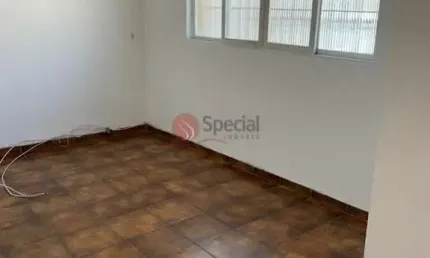 Casa térrea com 2 dorms e 2 vagas de garagem no Tatuapé.