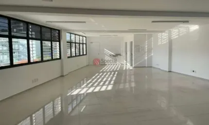 Prédio comercial na Mooca com elevador, ótima localização.