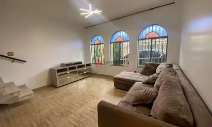 Sobrado com 3 quartos, 1 suíte e 2 vagas em excelente localização