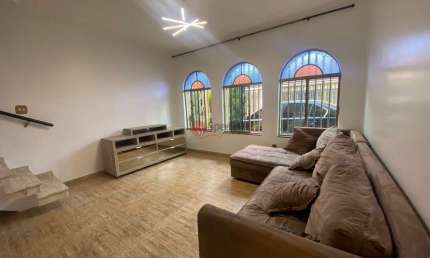 Sobrado com 3 quartos, 1 suíte e 2 vagas em excelente localização