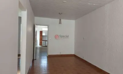 Casa térrea à venda na Água Rasa com 3 domitórios e 2 vagas de garagem.