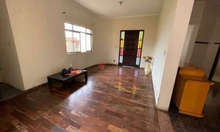 Casa assobradada ampla à venda ou locação na Vila Carrão.