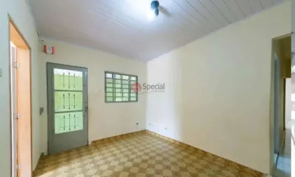 Casa térrea com 2 dormitórios na Vila Ema, cozinha grande e quintal com 3 vagas.