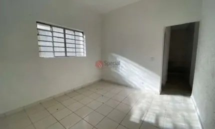 Casa térrea na mooca, com 1 quarto, cozinha e 1 vaga de garagem.