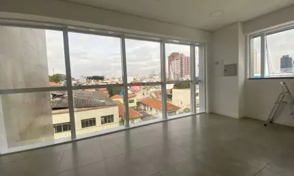 Prédio comercial na vila prudente  com 7 andares, 19 banheiros e 50 vagas de garagem.