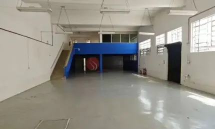 Salão comercial na quarta parada com  750 m² , vão livre,  mezanino e  6 banheiros.