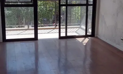 Excelente, sala com varanda, dois quaartos, seno 01 suite, bnaehrio sociaal, cozinha e depenência de empregada completa, quarto com armário embutido, cozinha com armário, quarto de empregada com armár