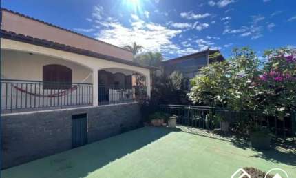 Casa com 3 Quartos e 2 banheiros à Venda, 360 m² por R$ 730.000