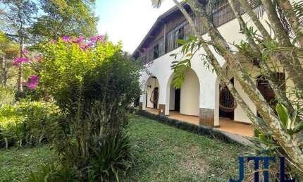 Casa térrea com 3 suítes e piscina - Vale do Sol - Embu das Artes